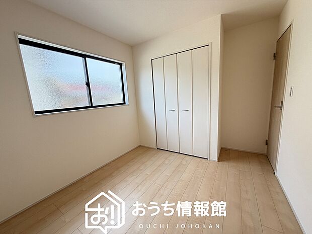 【現地写真（洋室）　】木目の美しさを際立たせるシンプルデザインの建具を使用しています。