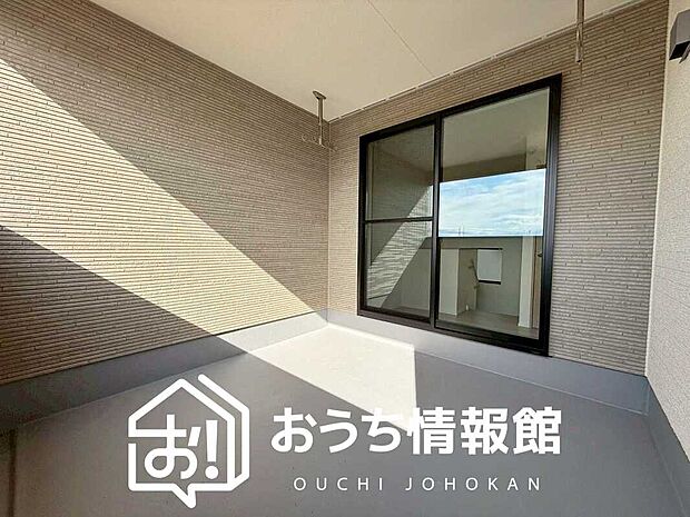 【バルコニー】奥行きが広く、洗濯物をゆったりと干せる十分な広さで、家族の洗濯も捗ります。