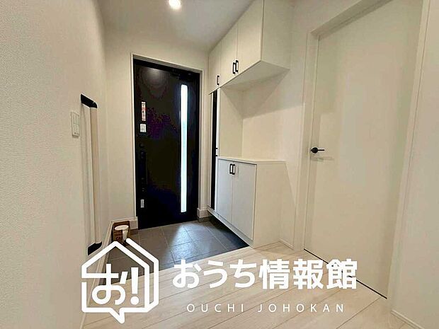 【現地写真（玄関）】玄関には、大型のシューズ収納を設置しています。