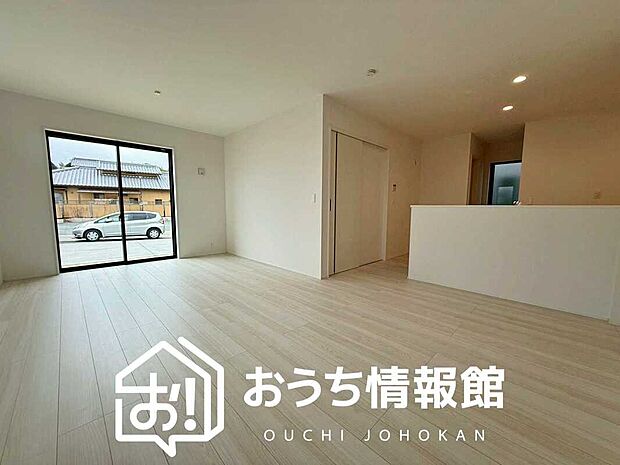 【現地写真（リビング）】フローリング材には、木目、色調など木材特有の風合いがあり、ナチュラルな美しさになっています。