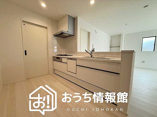 【現地写真（キッチン）】収納たっぷりのシステムキッチン、浄水器付水栓を標準装備しています。