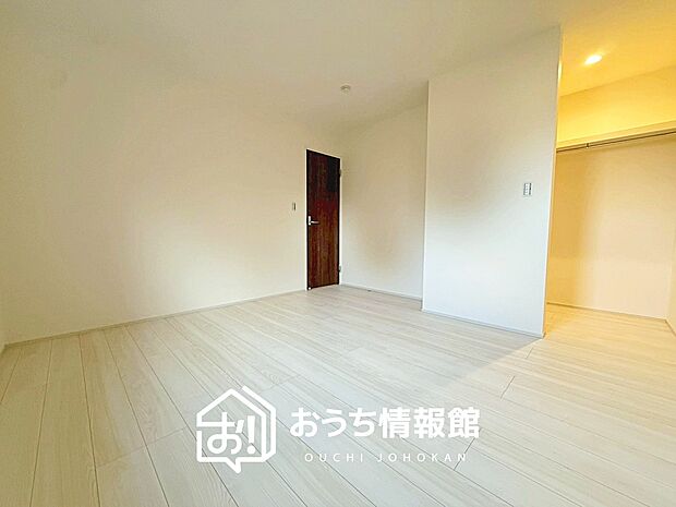 【現地写真（寝室）】木目の美しさを際立たせるシンプルデザインの建具を使用しています。