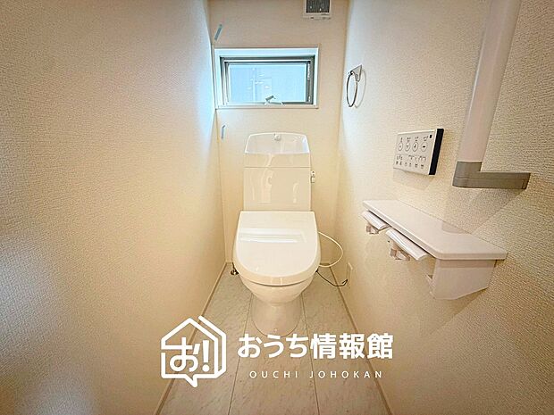 【トイレ】汚れてもサッとひと拭きでお手入れ簡単、エコ仕様の温水洗浄便座付きのトイレです。
バリアフリーにも配慮しています。
