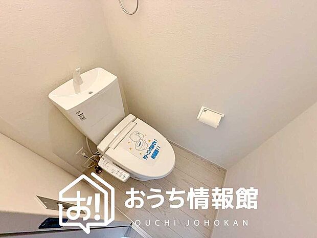 【トイレ】汚れてもサッとひと拭きでお手入れ簡単、エコ仕様の温水洗浄便座付きのトイレです。
バリアフリーにも配慮しています。