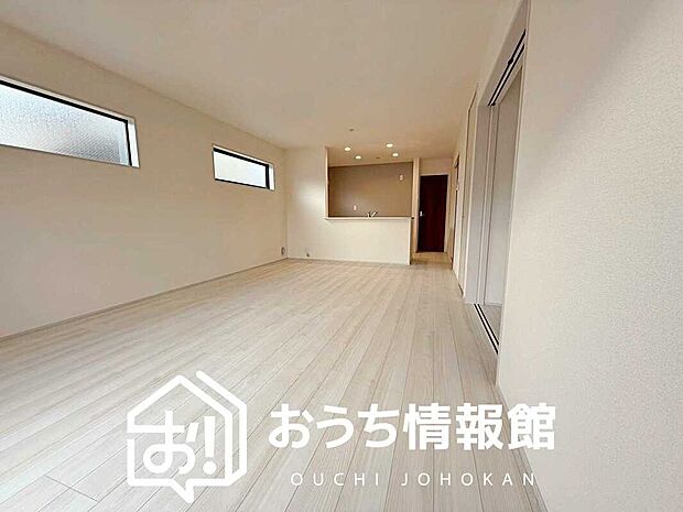 【現地写真(リビング)】フローリング材には、木目、色調など木材特有の風合いがあり、ナチュラルな美しさになっています。