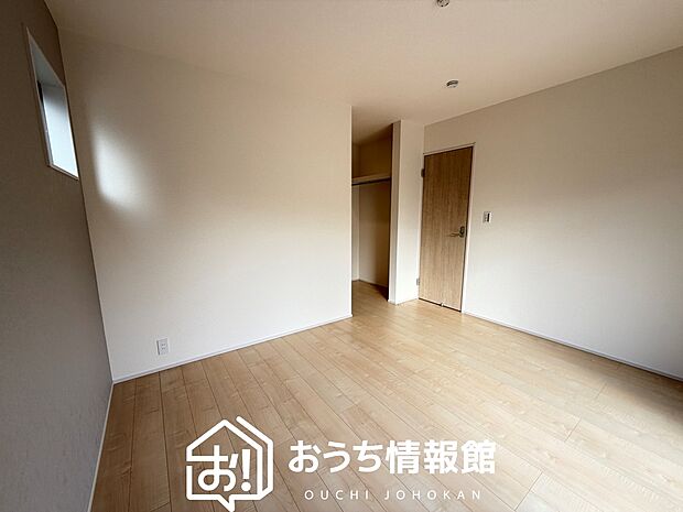 【現地写真（洋室）　】木目の美しさを際立たせるシンプルデザインの建具を使用しています。
