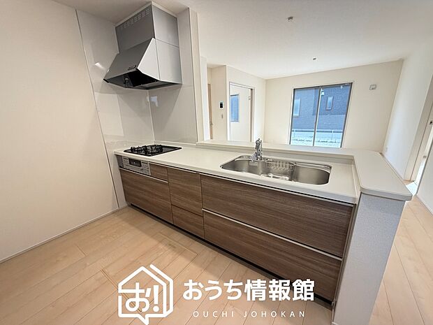 【現地写真（キッチン）】収納たっぷりのシステムキッチン、浄水器付水栓を標準装備しています。