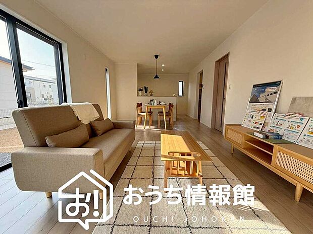 【現地写真（リビング）】フローリング材には、木目、色調など木材特有の風合いがあり、ナチュラルな美しさになっています。