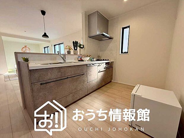 【現地写真（キッチン）】収納たっぷりのシステムキッチン、浄水器付水栓を標準装備しています。