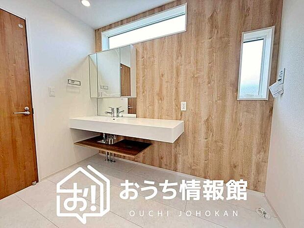 【洗面台・洗面所】鏡の両サイドは、必要なものを取出しやすく、大きな鏡面で朝の準備も快適。
使いやすいリフトアップ機能付きのシングルレバーシャワー水栓付です。