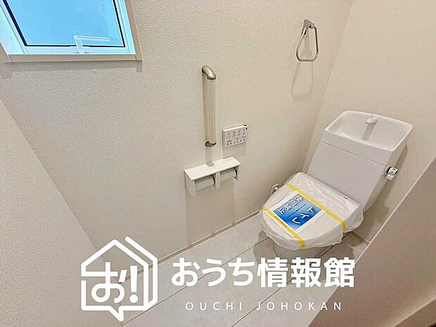 【トイレ】汚れてもサッとひと拭きでお手入れ簡単、エコ仕様の温水洗浄便座付きのトイレです。
バリアフリーにも配慮しています。