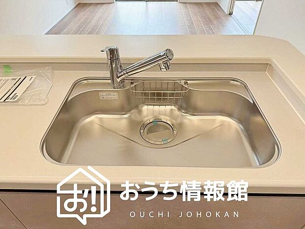 【浄水器内臓型ハンドシャワー付シンク】傷や汚れが付きにくい静音仕様の全面エンボス加工シンク。
また、蛇口の先端に浄水器を内蔵。浄水シャワーが使える毎分4リットルのたっぷり浄水。