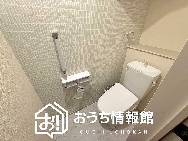 【トイレ】汚れてもサッとひと拭きでお手入れ簡単、エコ仕様の温水洗浄便座付きのトイレです。
バリアフリーにも配慮しています。