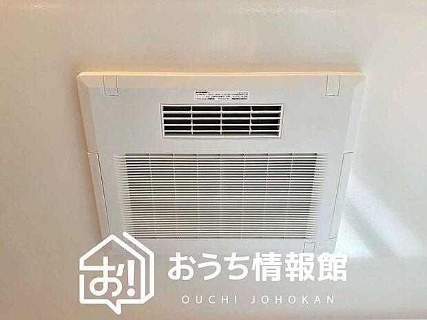 【電気式浴室暖房換気乾燥機】寒い冬場はあたたかく、暑い夏場は扇風機のような心地よさです。
雨の日は、浴室が衣類乾燥スペースになります。