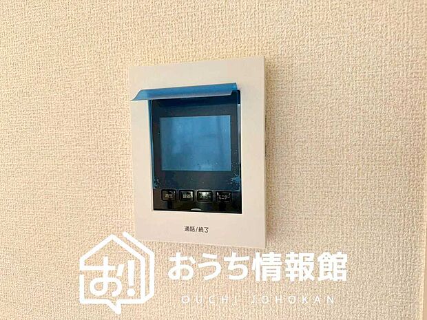 【TVモニター付インターホン】録画機能付きで、自動録画のほか、手動録画もできます。
受話、呼出音量の調整、明るさ調整が可能です。また、来訪者をズーム機能でズームアップして確認できます。