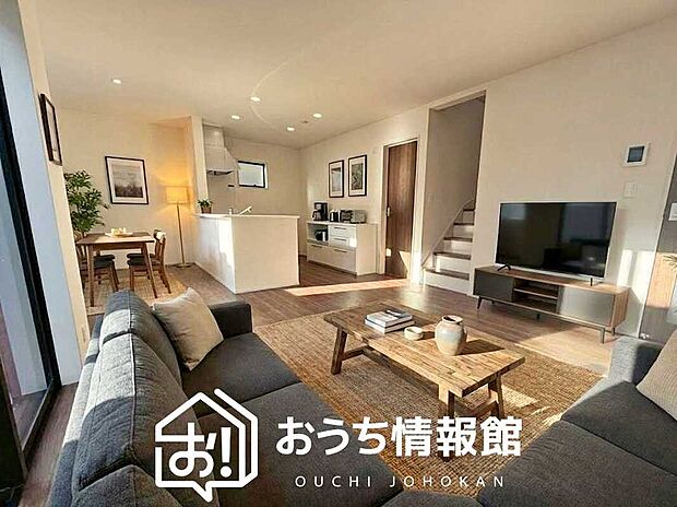 【現地写真（リビング）】フローリング材には、木目、色調など木材特有の風合いがあり、ナチュラルな美しさになっています。