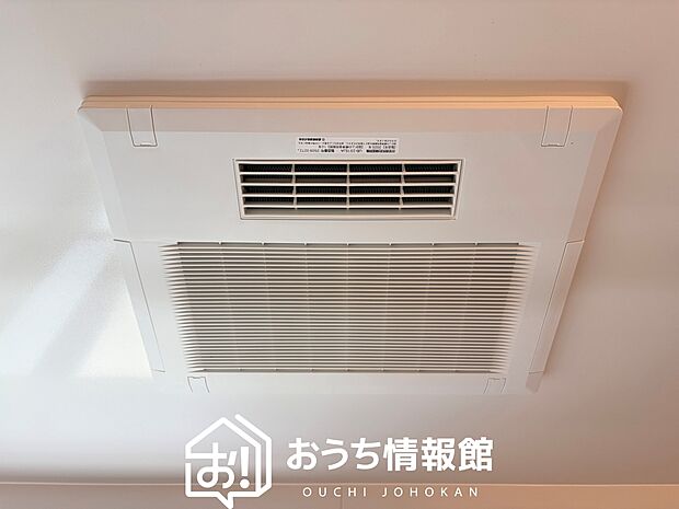 【電気式浴室暖房換気乾燥機】寒い冬場はあたたかく、暑い夏場は扇風機のような心地よさです。
雨の日は、浴室が衣類乾燥スペースになります。