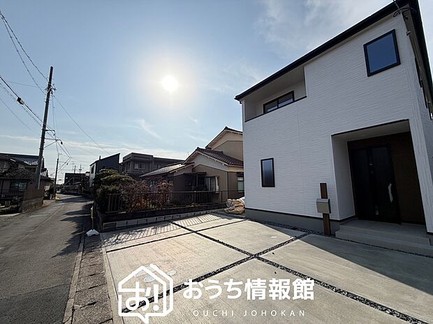 【現地写真（前道含む外観）】軽くて火災に強い屋根材を採用し、地震時の建物への負担や揺れを軽減しています。