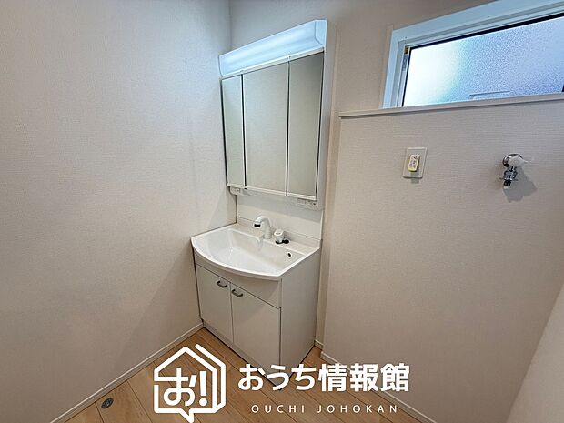 【洗面台・洗面所】鏡の両サイドは、必要なものを取出しやすく、大きな鏡面で朝の準備も快適。
使いやすいリフトアップ機能付きのシングルレバーシャワー水栓付です。