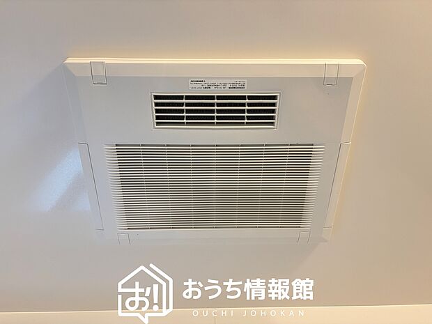 【電気式浴室暖房換気乾燥機】寒い冬場はあたたかく、暑い夏場は扇風機のような心地よさです。
雨の日は、浴室が衣類乾燥スペースになります。