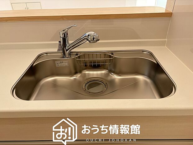 【浄水器内臓ハンドシャワー付シンク】広々とした凸型シンクに洗剤ポケットを標準装備。すっきり収納できます。
また、蛇口の先端に浄水器を内蔵しているため場所をとりません。