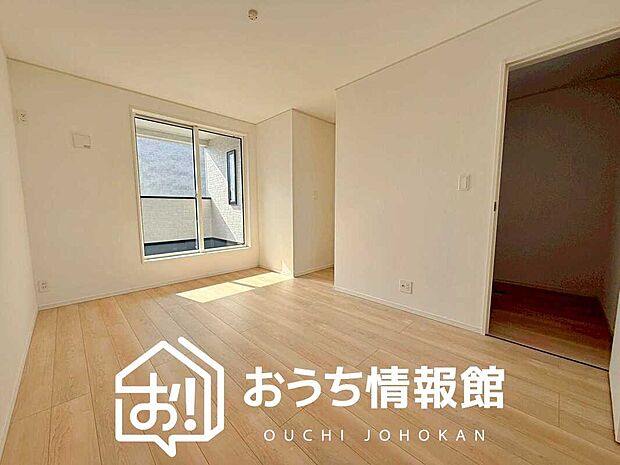 【現地写真（寝室）】木目の美しさを際立たせるシンプルデザインの建具を使用しています。