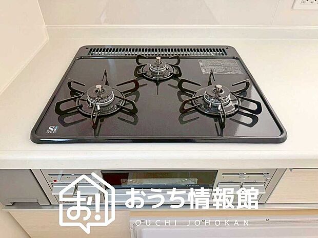 【ビルトインコンロ】フラットな構造で清掃性が高く、過熱防止センサー付３口タイプで日頃の家事も快適です。