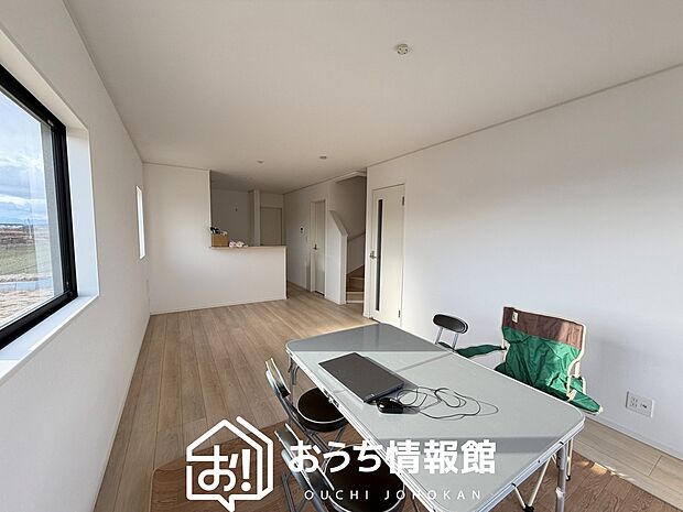 【現地写真（リビング）】フローリング材には、木目、色調など木材特有の風合いがあり、ナチュラルな美しさになっています。