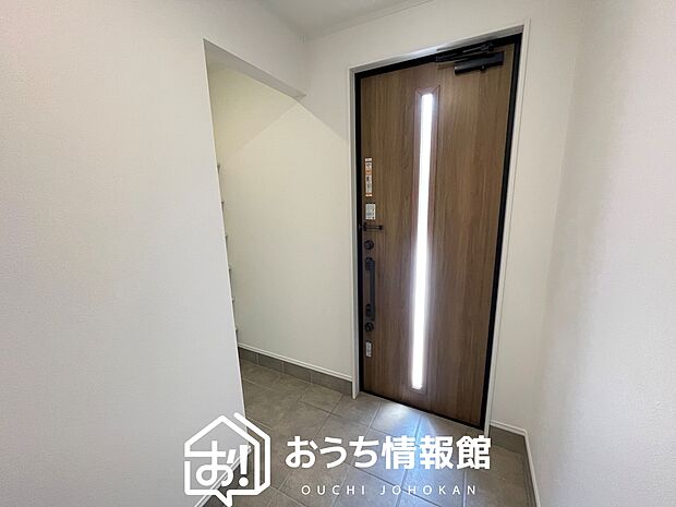 【現地写真（玄関）】玄関には、大型のシューズ収納を設置しています。