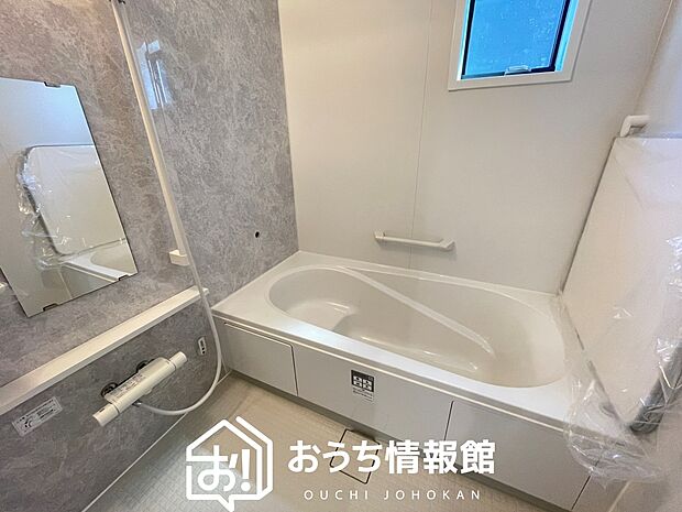 【現地写真（浴室）】浴室暖房乾燥機付き。１坪タイプで広々です。