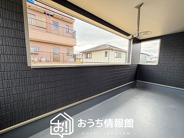 【バルコニー】奥行きが広く、洗濯物をゆったりと干せる十分な広さで、家族の洗濯も捗ります。