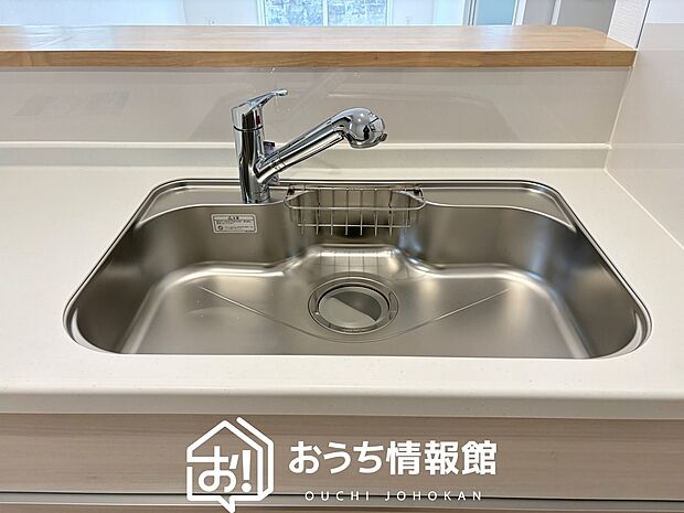 【浄水器内臓ハンドシャワー付シンク】広々とした凸型シンクに洗剤ポケットを標準装備。すっきり収納できます。
また、蛇口の先端に浄水器を内蔵しているため場所をとりません。