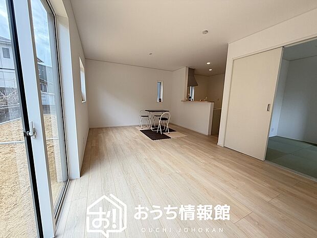 【現地写真（リビング）】フローリング材には、木目、色調など木材特有の風合いがあり、ナチュラルな美しさになっています。