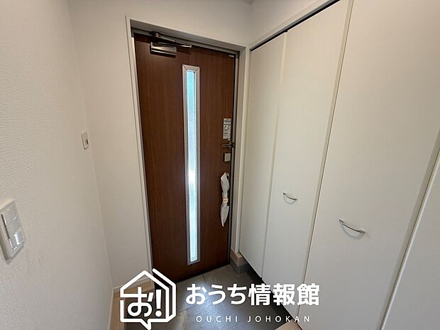 【現地写真（玄関）】玄関には、大型のシューズ収納を設置しています。