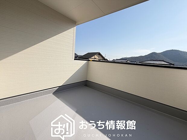 【バルコニー】奥行きが広く、洗濯物をゆったりと干せる十分な広さで、家族の洗濯も捗ります。