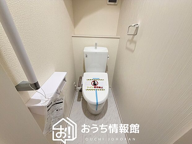 【トイレ】汚れてもサッとひと拭きでお手入れ簡単、エコ仕様の温水洗浄便座付きのトイレです。
バリアフリーにも配慮しています。