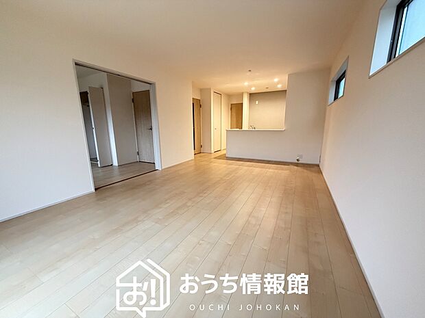 【現地写真（リビング）】フローリング材には、木目、色調など木材特有の風合いがあり、ナチュラルな美しさになっています。