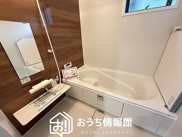 【現地写真（浴室）】浴室暖房乾燥機付き。１坪タイプで広々です。