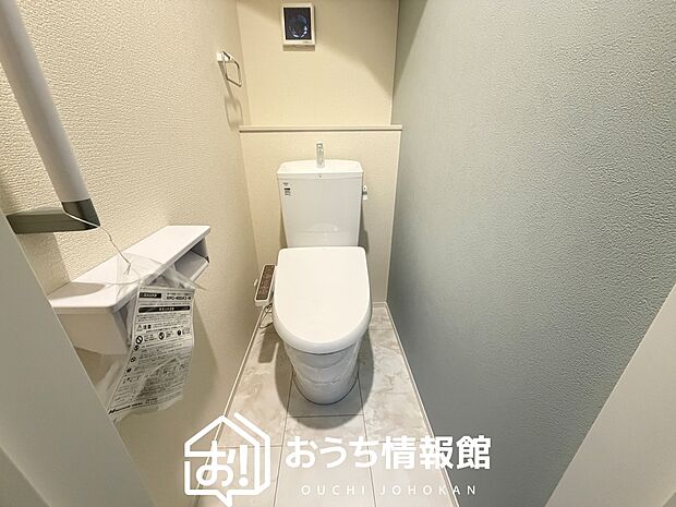 【トイレ】汚れてもサッとひと拭きでお手入れ簡単、エコ仕様の温水洗浄便座付きのトイレです。
バリアフリーにも配慮しています。