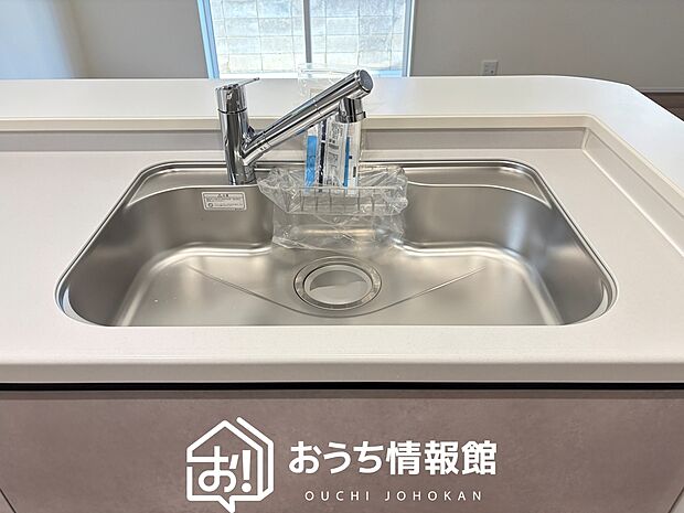 【浄水器内臓型ハンドシャワー付シンク】傷や汚れが付きにくい静音仕様の全面エンボス加工シンク。
また、蛇口の先端に浄水器を内蔵。浄水シャワーが使える毎分4リットルのたっぷり浄水。