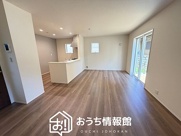 【現地写真（リビング）】フローリング材には、木目、色調など木材特有の風合いがあり、ナチュラルな美しさになっています。