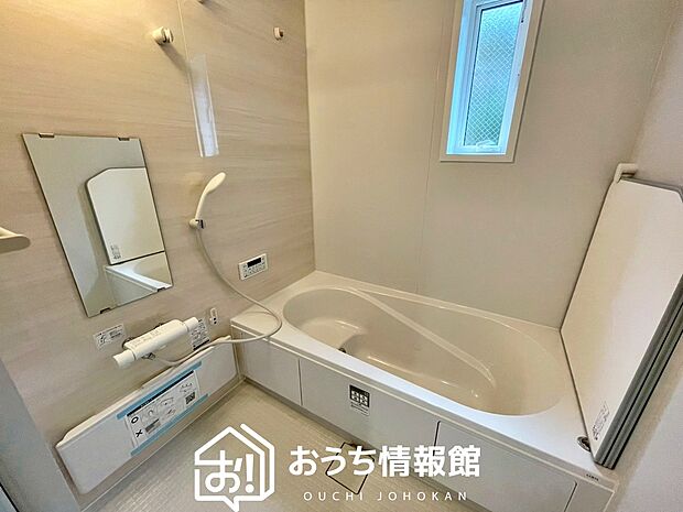 【現地写真（浴室）】浴室暖房乾燥機付き。１坪タイプで広々です。