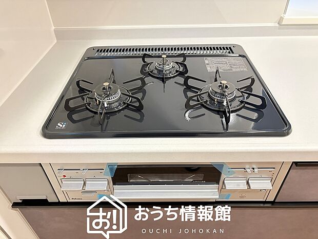 【ビルトインコンロ】フラットな構造で清掃性が高く、過熱防止センサー付３口タイプで日頃の家事も快適です。