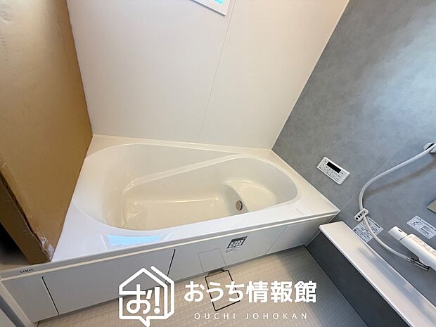 【現地写真（浴室）】浴室暖房乾燥機付き。１坪タイプで広々です。