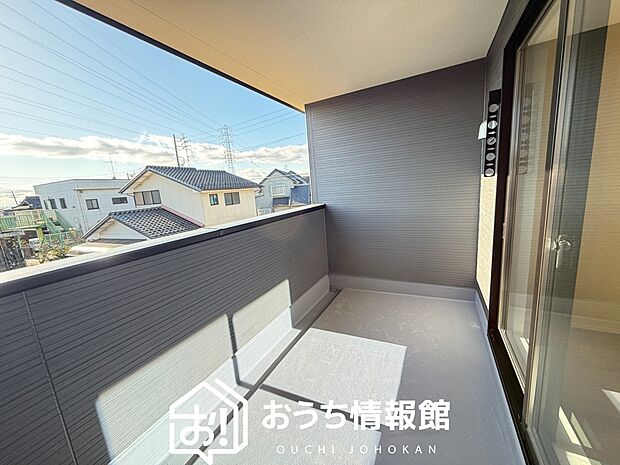 【バルコニー】奥行きが広く、洗濯物をゆったりと干せる十分な広さで、家族の洗濯も捗ります。