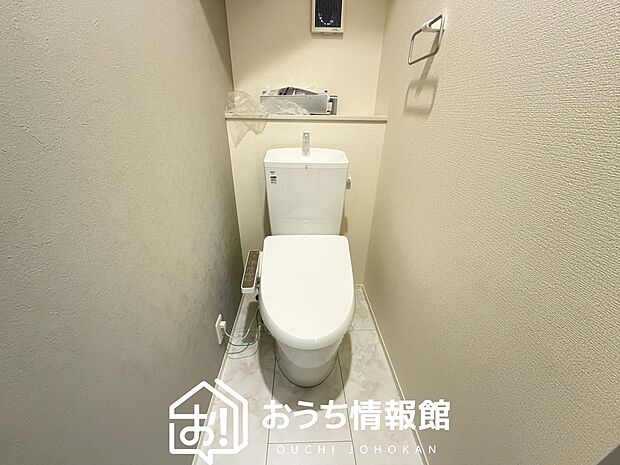 【トイレ】汚れてもサッとひと拭きでお手入れ簡単、エコ仕様の温水洗浄便座付きのトイレです。
バリアフリーにも配慮しています。