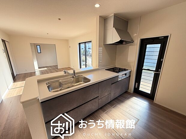 【現地写真（キッチン）】収納たっぷりのシステムキッチン、浄水器付水栓を標準装備しています。