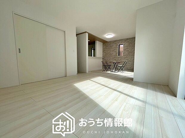 【現地写真(リビング)】フローリング材には、木目、色調など木材特有の風合いがあり、ナチュラルな美しさになっています。