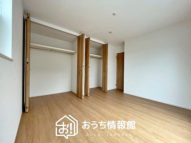 【現地写真(寝室)】木目の美しさを際立たせるシンプルデザインの建具を使用しています。