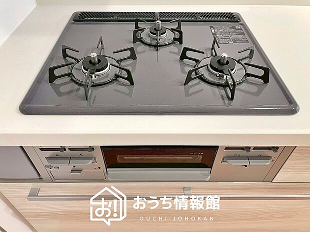 【ビルトインコンロ】フラットな構造で清掃性が高く、過熱防止センサー付3口タイプで日頃の家事も快適です。